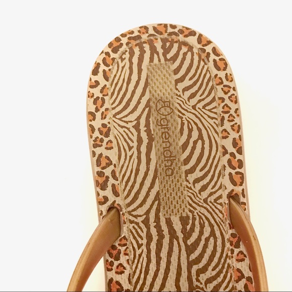 3/20$ Grendene Grendha gold beach flip flop sandals size 8 - Picture 4 of 6